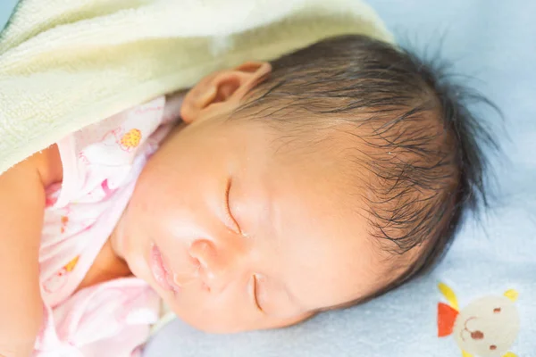 Çocuk yatağı üzerinde yalan söylüyor.