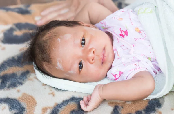 Baby Liegt Tagsüber Auf Einer Decke — Stockfoto