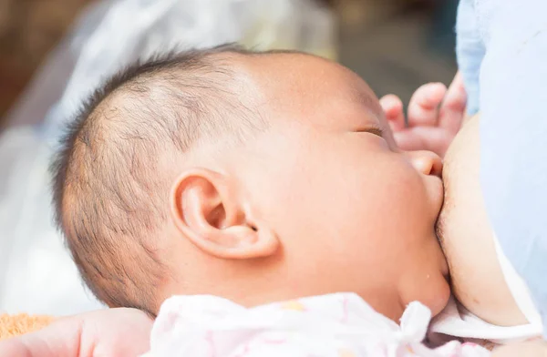 Çocuk emzirmek için gündüz yalan söylüyor.