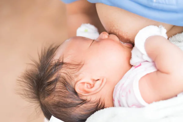 Çocuk emzirmek için gündüz yalan söylüyor.