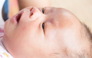 Bebek annenin kucağına gün boyunca yalan.