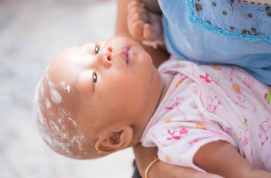 Bebek annenin kucağına gün boyunca yalan.