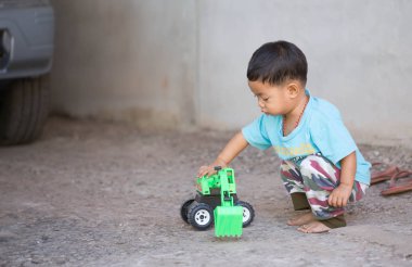 Bir oyuncak beko oynayan çocuk.