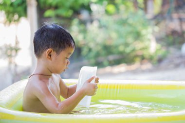 Çocuklar içinde küvet banyo.