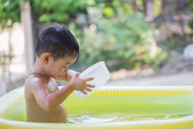 Çocuklar içinde küvet banyo.