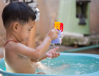 Çocuk bebek banyo banyo.