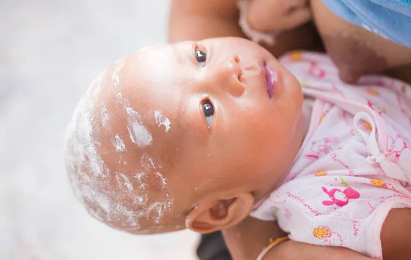 Çocuk emzirmek için gündüz yalan söylüyor.