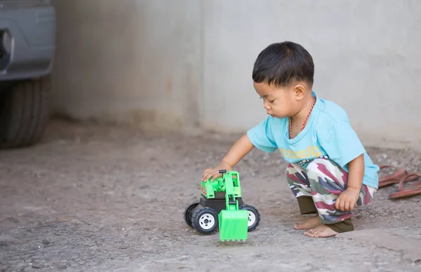 Bir oyuncak beko oynayan çocuk.