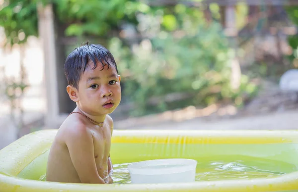 Çocuklar içinde küvet banyo.