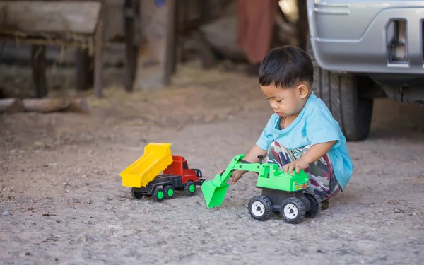 Bir oyuncak beko oynayan çocuk.