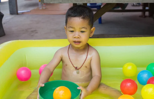 Niño Está Sentado Bañera — Foto de Stock