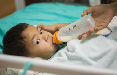 Pediatrik hastalarda yatakta yatıyordu.