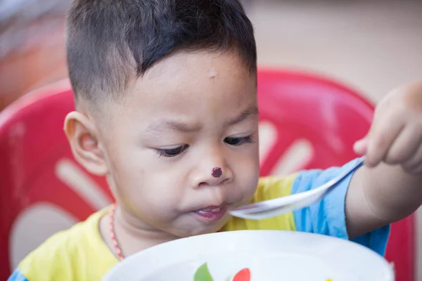 Criança Comendo Comida Gostosa — Fotografia de Stock
