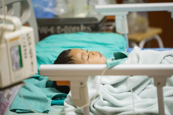 Pediatrik hastalarda yatakta yatıyordu.