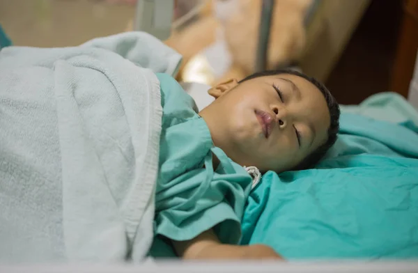 Pediatrik hastalarda yatakta yatıyordu.