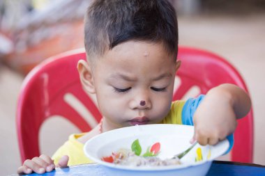 Lezzetli yemek yeme çocuk.