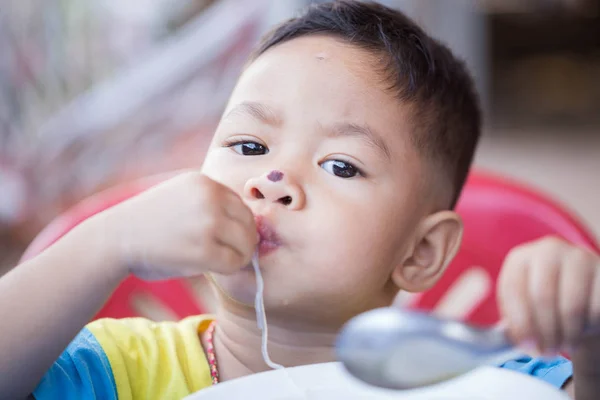 Criança Comendo Comida Gostosa — Fotografia de Stock