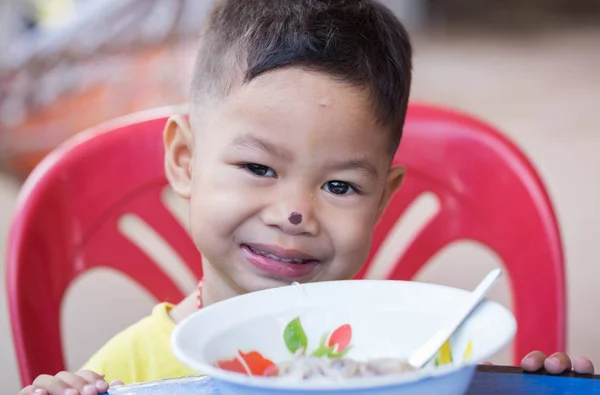 Niño Comiendo Comida Deliciosa —  Fotos de Stock