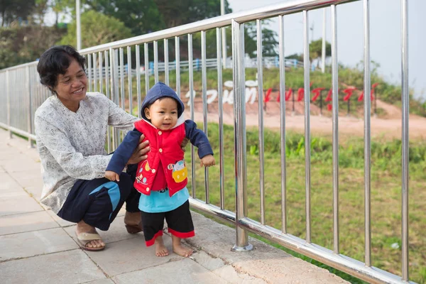 Los Nietos Con Abuela Caminaban Por Camino — Foto de Stock