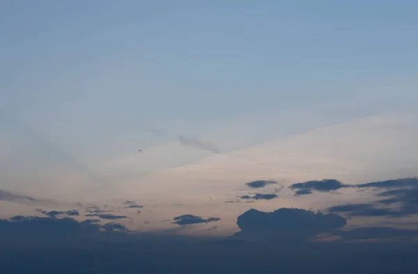 İl düzeyinde akşam gökyüzünde.