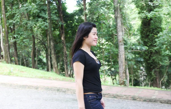 Une Femme Marche Dans Les Montagnes — Photo