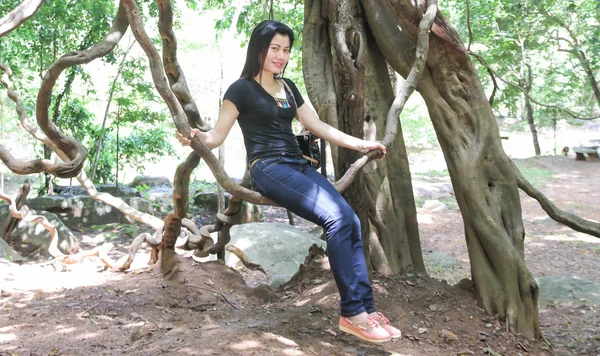 Bir Ağacın Altında Oturan Bir Kadın — Stok fotoğraf