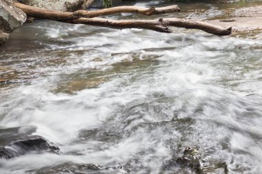 Tayland kuzeydoğusunda bulunan şelale.