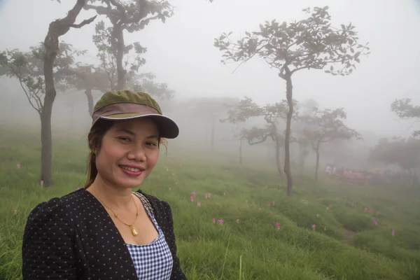 微笑在山上的妇女在早晨与雾 — 图库照片