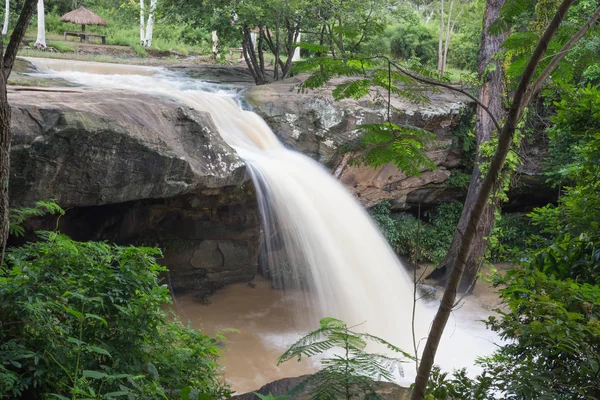 泰国东北部森林中的瀑布 — 图库照片