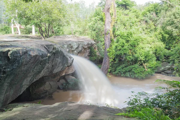泰国东北部森林中的瀑布 — 图库照片