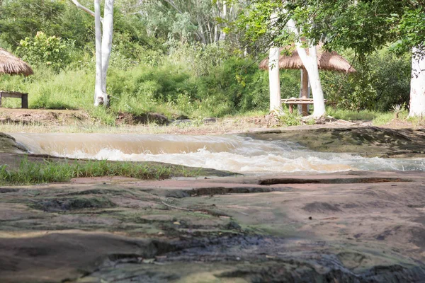 Kuzeydoğu Tayland ormanlarda şelale.