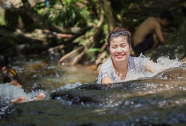 Bir şelale orman oynayan kadın.