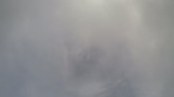 Les nuages de la saison des pluies flottent dans le ciel.