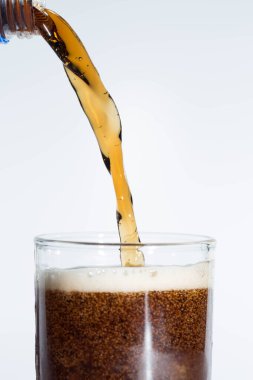 Siyah su beyaz arka planda bir bardağa düşer..