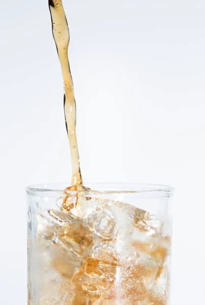 Agua Negra Cae Sobre Vaso Sobre Fondo Blanco —  Fotos de Stock