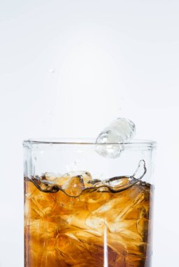 Beyaz arka planda bardakta siyah su.