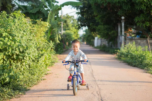 Uma Criança Dirigindo Uma Bicicleta Estrada — Fotografia de Stock