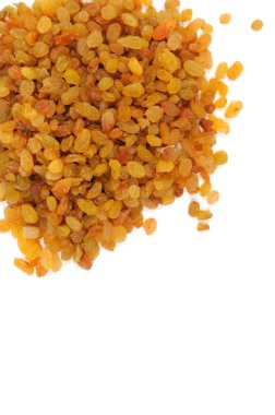 Beyaz zemin üzerine altın kuru üzüm. Yukarıdan görüntülemek.