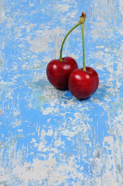 Cerise Sur Fond Bleu Vue Face — Photo