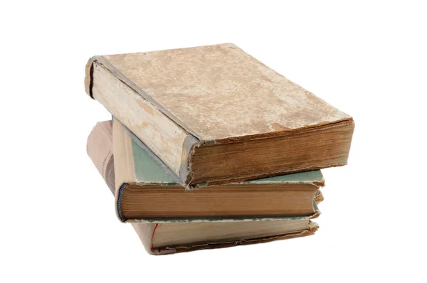Beyaz arka plan üzerinde izole bir yığın üç eski kitaplar. Önden görünüm.