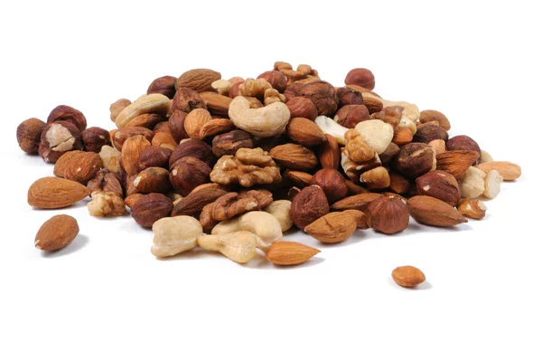 Beyaz zemin üzerine fındık karışımı. Önden görünüm.