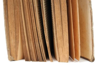 Beyaz bir arka plan üzerinde kitap sayfaları yakın çekim. Önden görünüm.