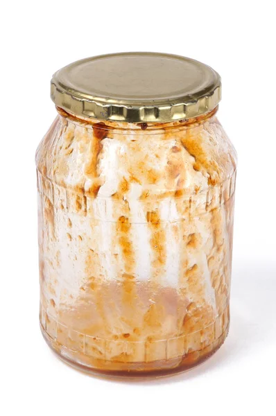 Kayısı reçeli beyaz bir arka plan üzerinde kapaklı kavanoz boş. Önden görünüm.