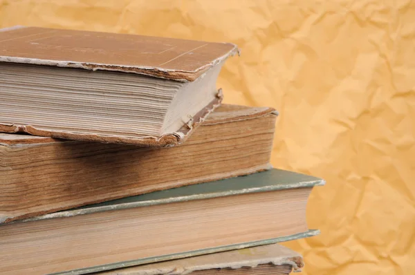 Eski kitaplar vintage bir yığın sarı bir arka plan üzerinde. Önden görünüm.