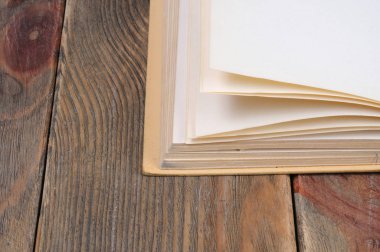 Ahşap arka plan üzerine açık kitap. Yukarıdan görüntülemek.