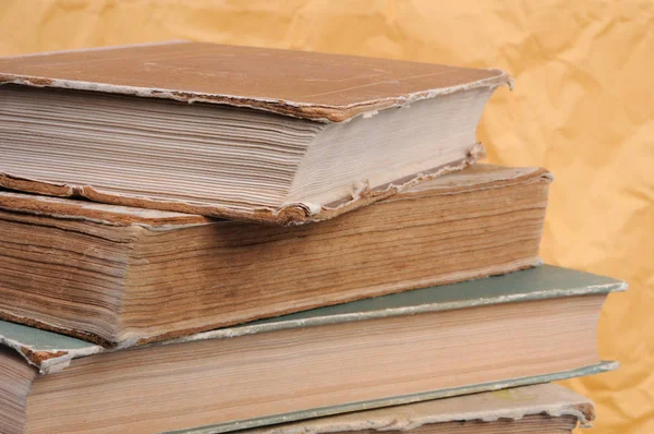 Vintage kitap yığını. Önden görünüm.