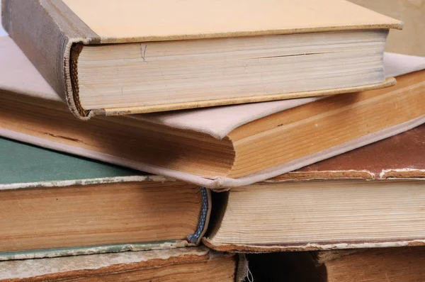 Bir yığın kitap. Önden görünüm.