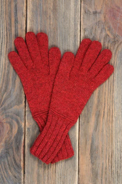 Κόκκινα Γάντια Ένα Ξύλινο Υπόβαθρο Θέα Από Ψηλά — Φωτογραφία Αρχείου