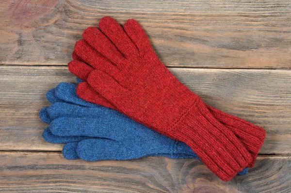Röda Och Blå Handskar Trä Bakgrund Visa Från Ovan — Stockfoto
