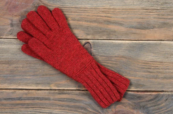 Röda Stickade Handskar Handgjorda Visa Från Ovan — Stockfoto
